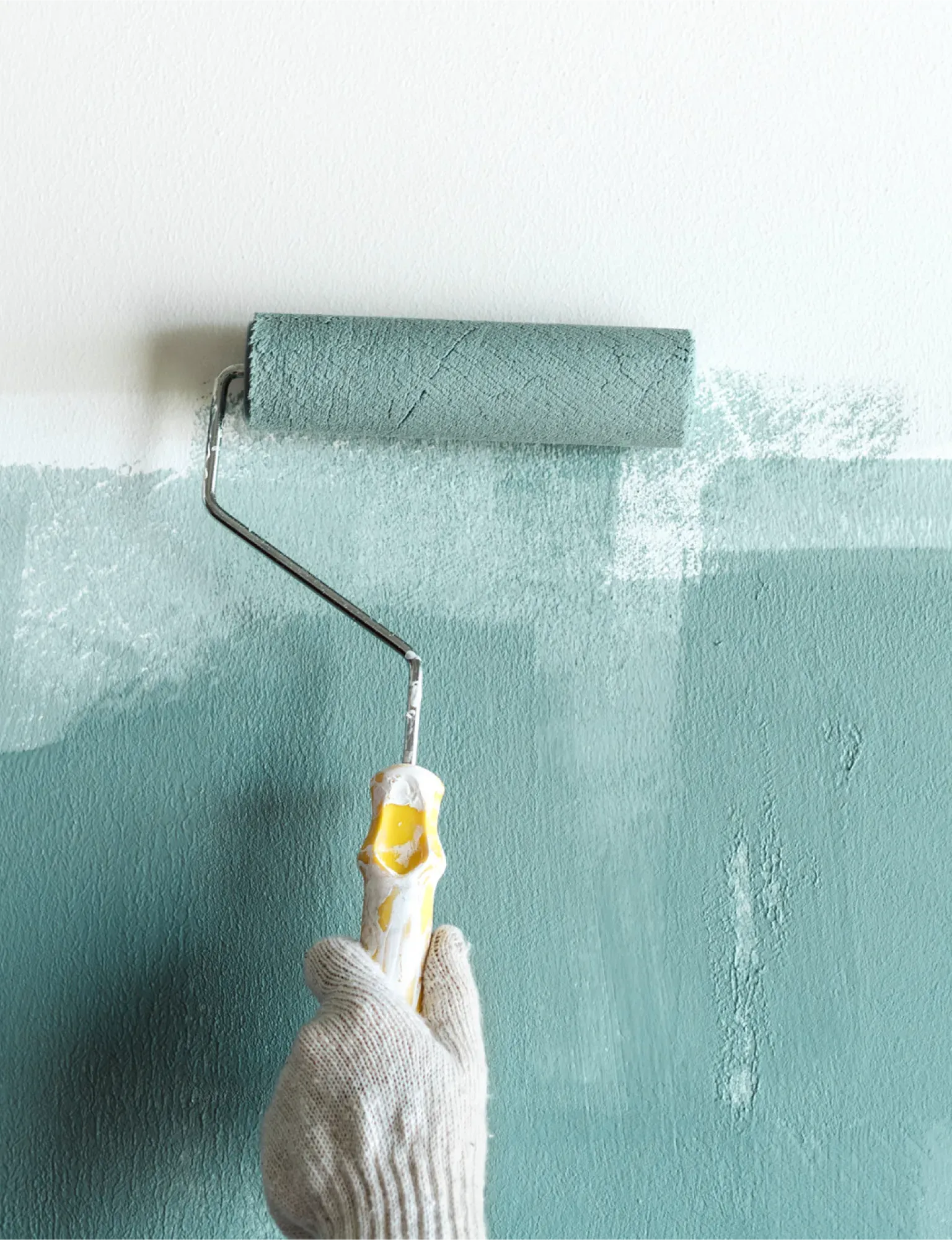 Rodillo pintando con pintura azul