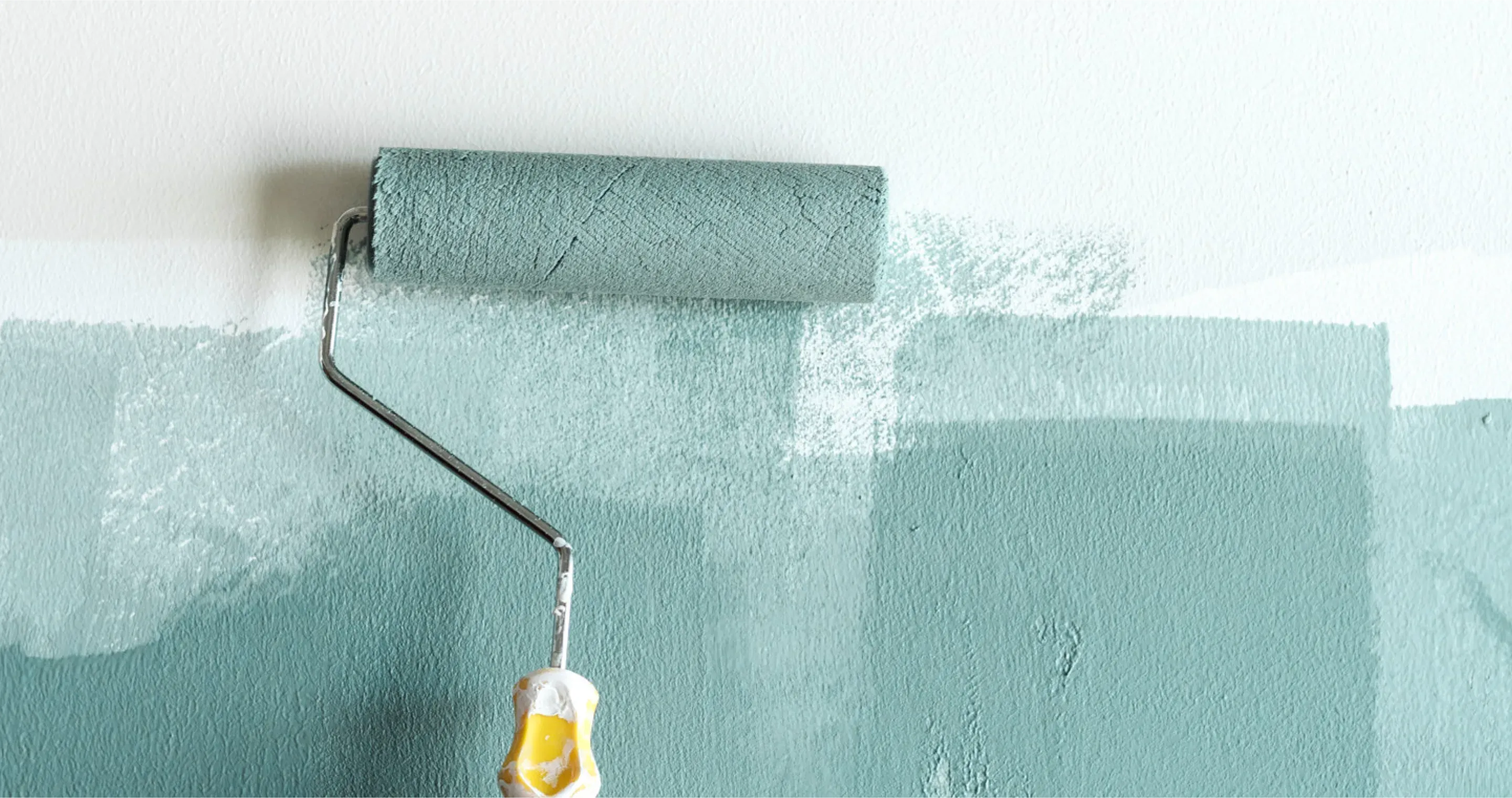 Rodillo pintando con pintura azul