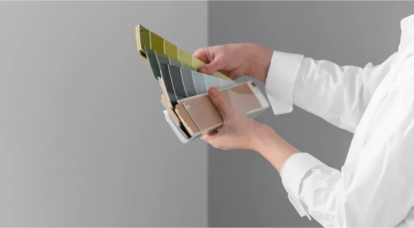 Persona seleccionando el color de la pared con un pantone
